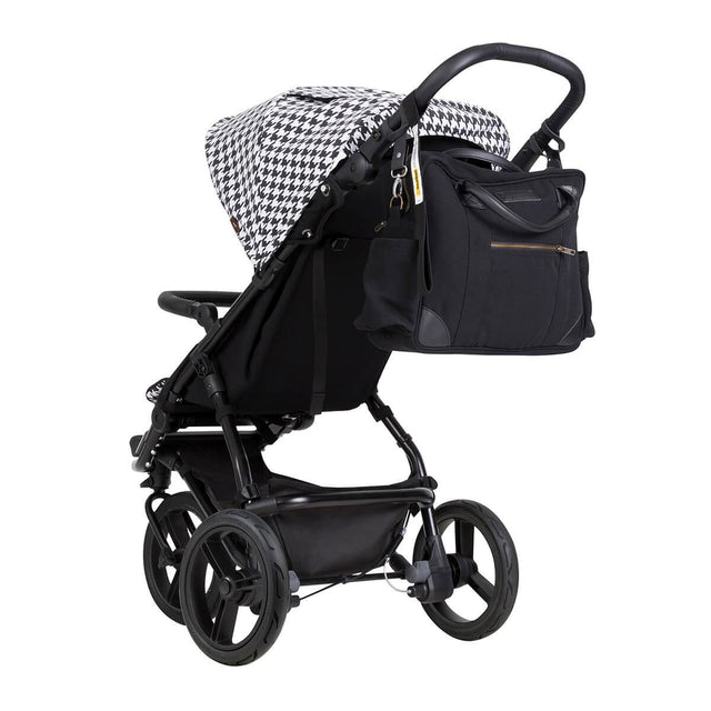 Mountain Buggy swift luxury collection stroller in pepita white and black checkered colour comes with matching pepita satchel attached to buggy_pepita