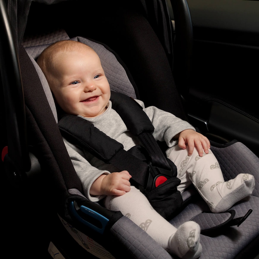 mountain buggy protect baby capsule keeps baby safe and happy_black-silver